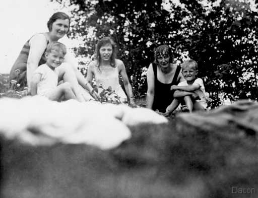 1925 Stranden Hildur, Stig, Anny Johansson, Moster Agnes och Bo-Erik.jpg - Foto 1925 från vänster: Mor Hildur med sönerna Stig och Bo-Erik, barnflickan Anny Johansson och moster Agnes Norberg. 